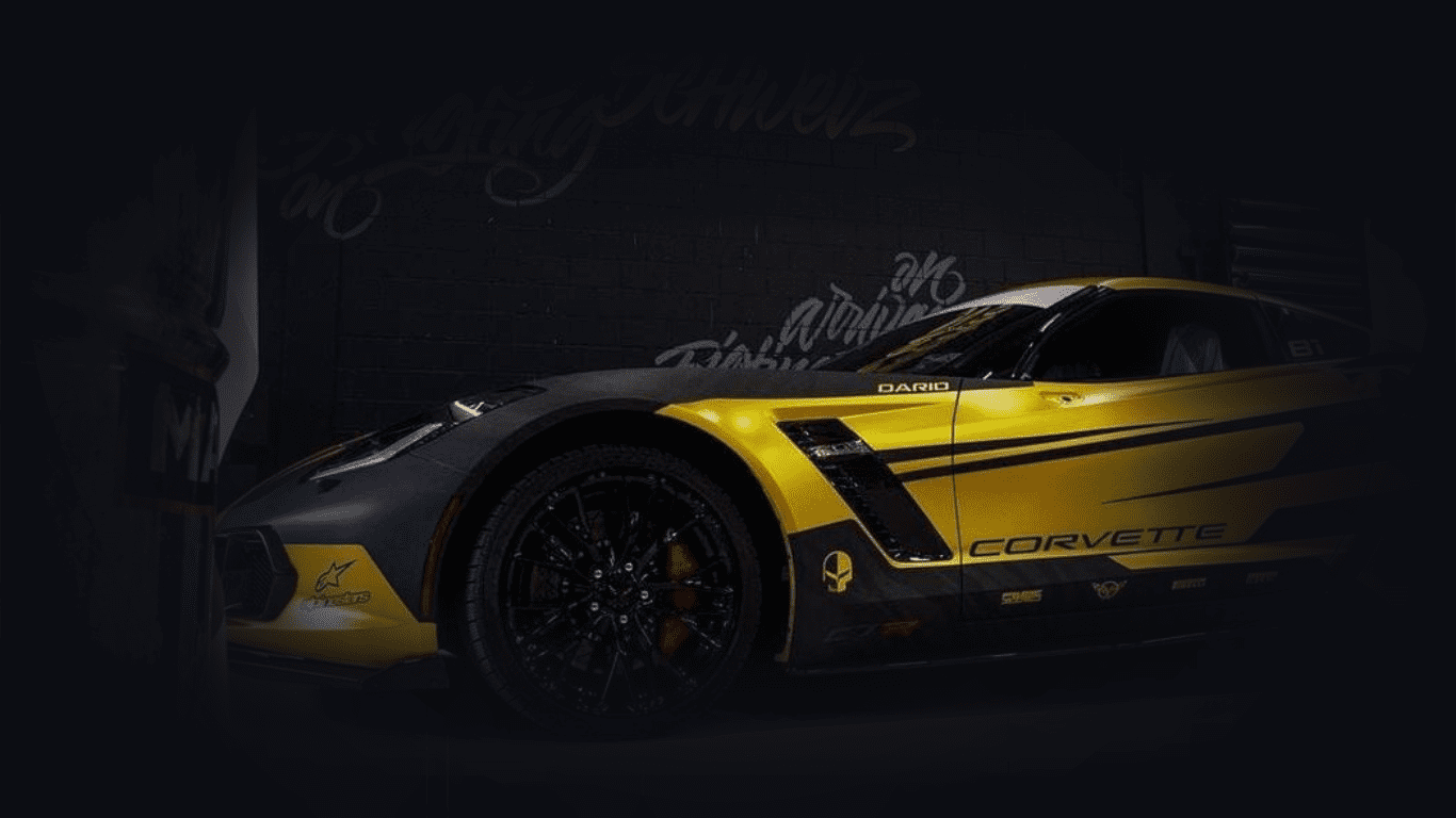 Silberner Rennwagen mit Folierung im Detailansicht, fokussiert auf das Heck und die reflektierenden Oberflächen, welche die Konturen und das Design des Fahrzeugs hervorheben.