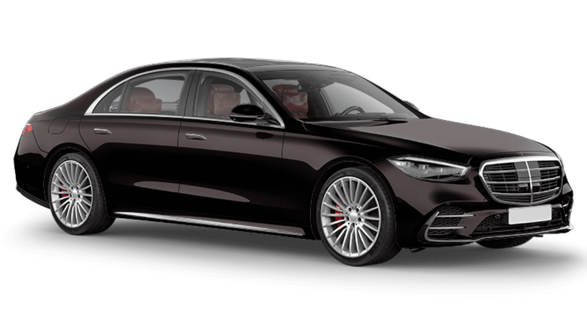 Schwarzer Familienwagen auf weißem Hintergrund.