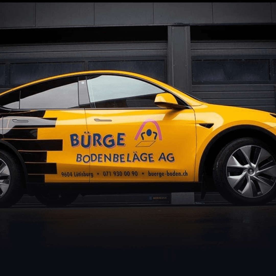 Gelber Sportwagen mit Werbung für "Bürge" und "Bodenbeläge AG". Fahrzeugbeschriftung
