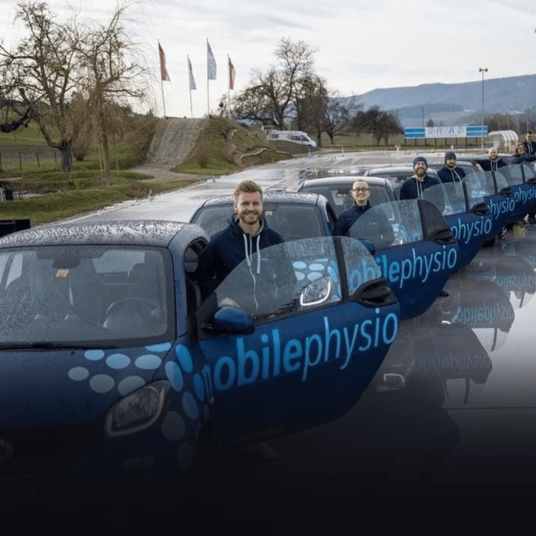 Blaues Fahrzeug mit "Mobiles Reisebüro" Werbung und Mann davor.