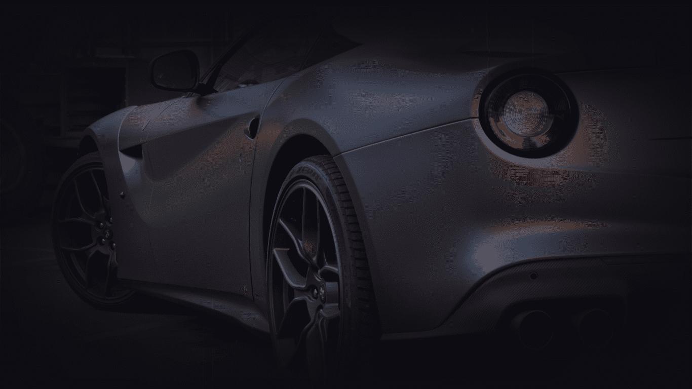 Schwarzes Auto mit blauer Beleuchtung im Dunkeln.